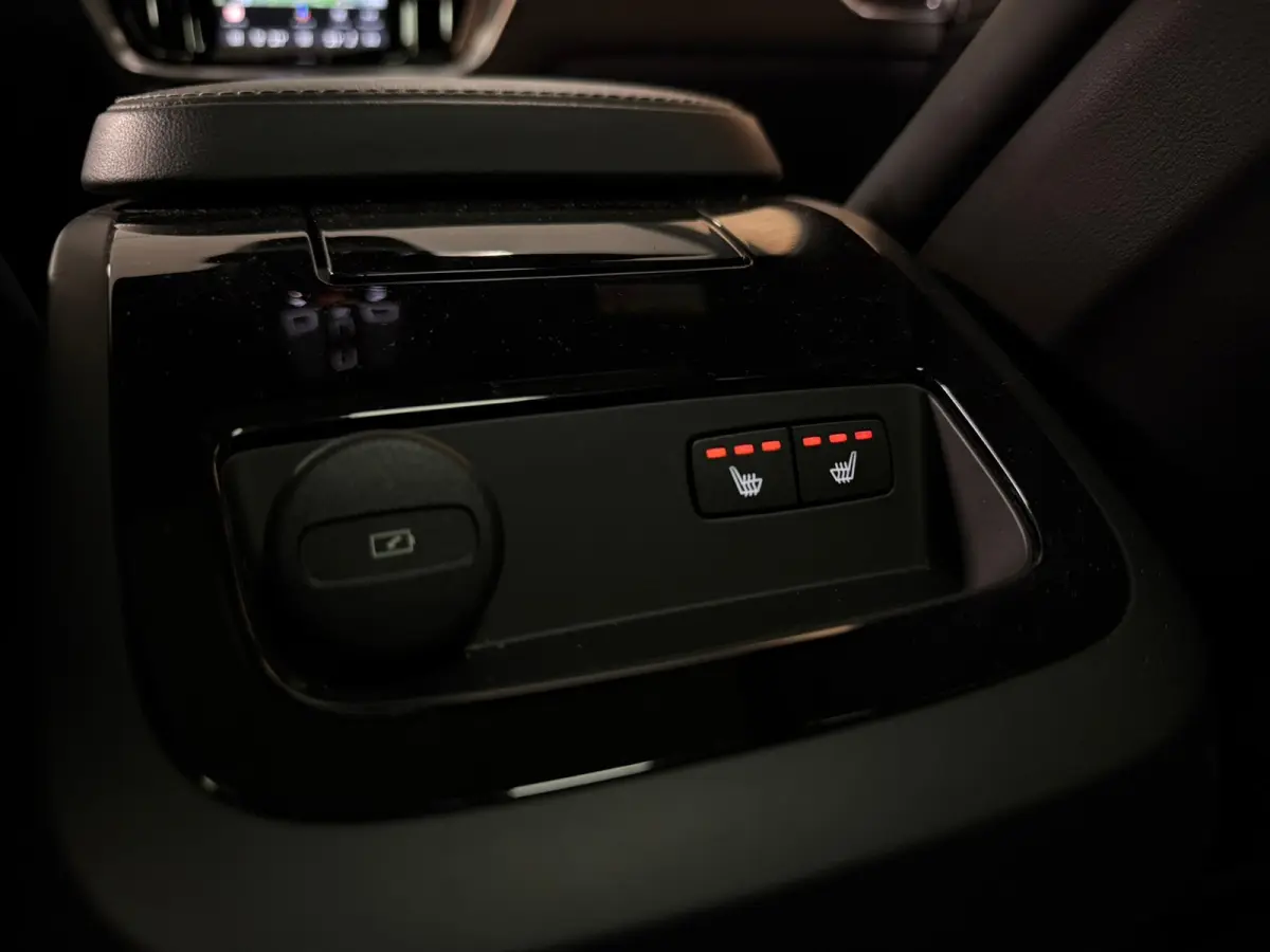 T8 AWD Recharge Plus Dark | Vol! | Schuifdak | Trekhaak | 360 Camera | Head-Up Display | 455pk | All Season banden | Harman Kardon | Adaptieve Cruise Control | Stoelverwarming voor+achter | 