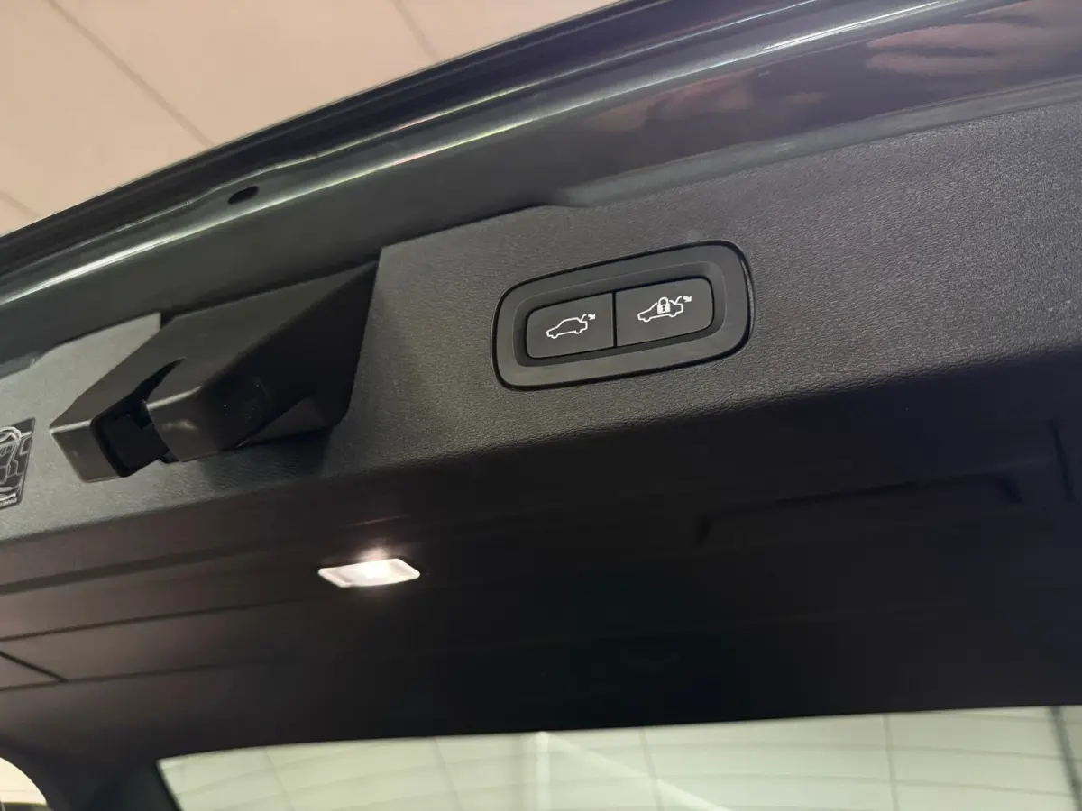 T8 AWD Recharge Plus Dark | Vol! | Schuifdak | Trekhaak | 360 Camera | Head-Up Display | 455pk | All Season banden | Harman Kardon | Adaptieve Cruise Control | Stoelverwarming voor+achter | 
