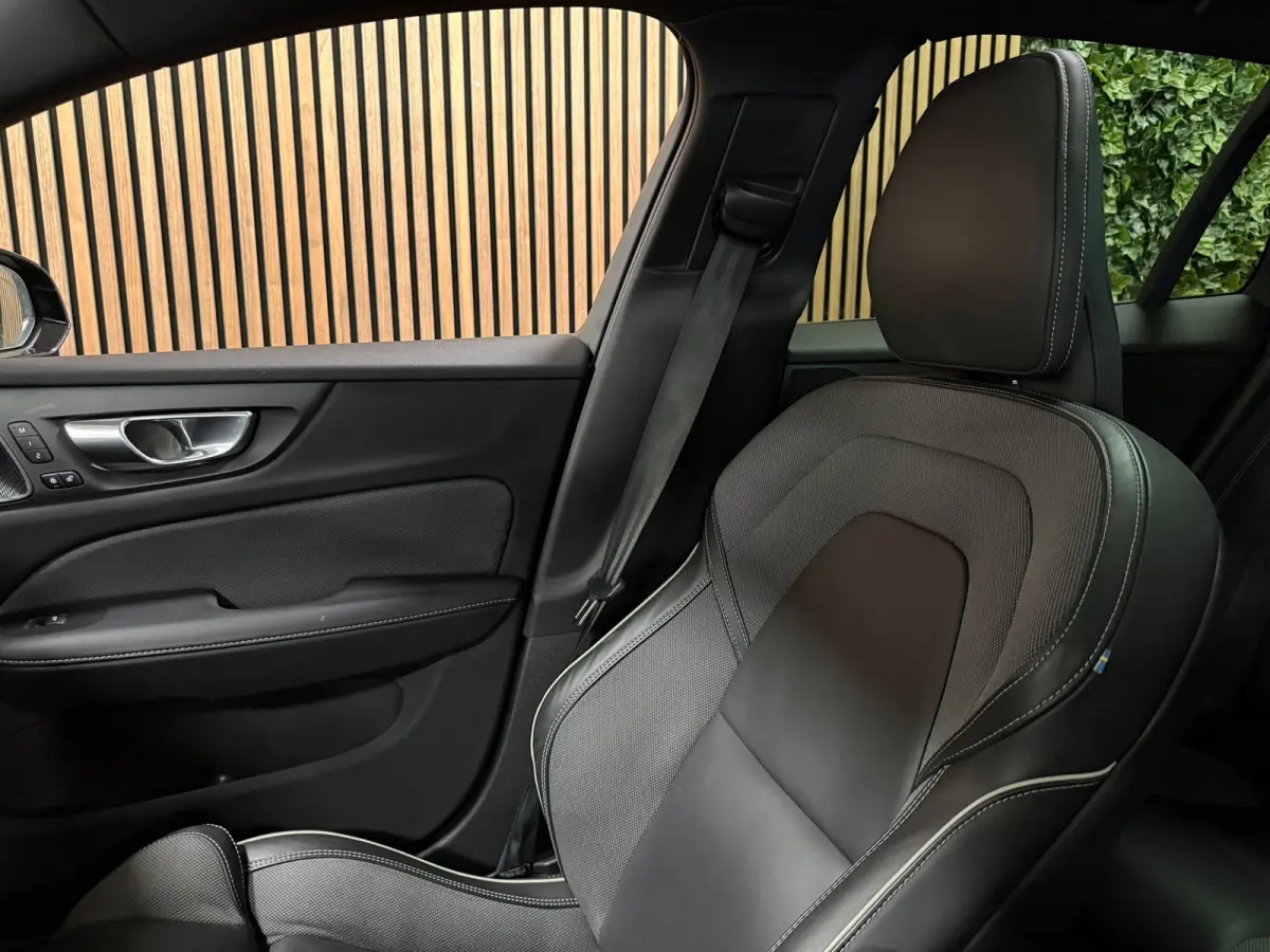 T8 AWD Recharge Plus Dark | Vol! | Schuifdak | Trekhaak | 360 Camera | Head-Up Display | 455pk | All Season banden | Harman Kardon | Adaptieve Cruise Control | Stoelverwarming voor+achter | 