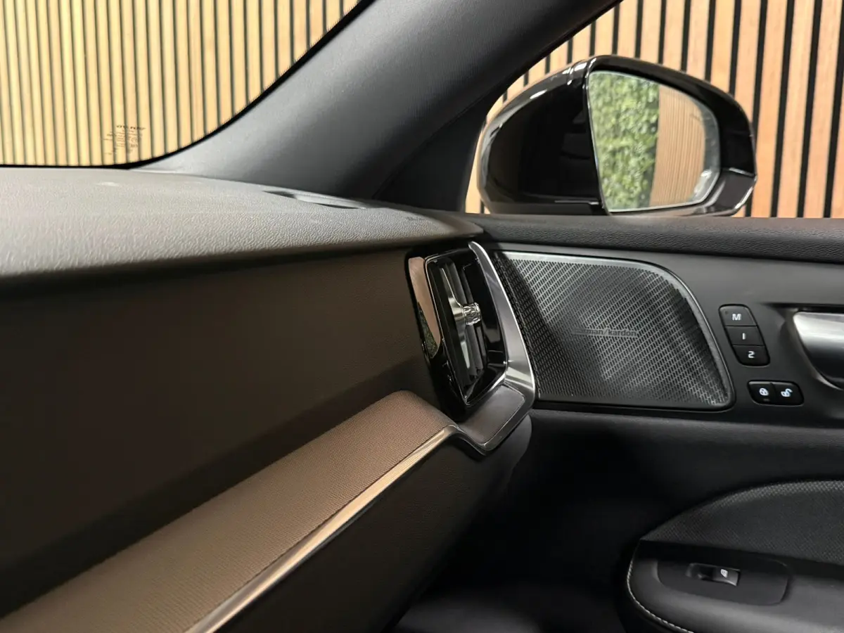 T8 AWD Recharge Plus Dark | Vol! | Schuifdak | Trekhaak | 360 Camera | Head-Up Display | 455pk | All Season banden | Harman Kardon | Adaptieve Cruise Control | Stoelverwarming voor+achter | 