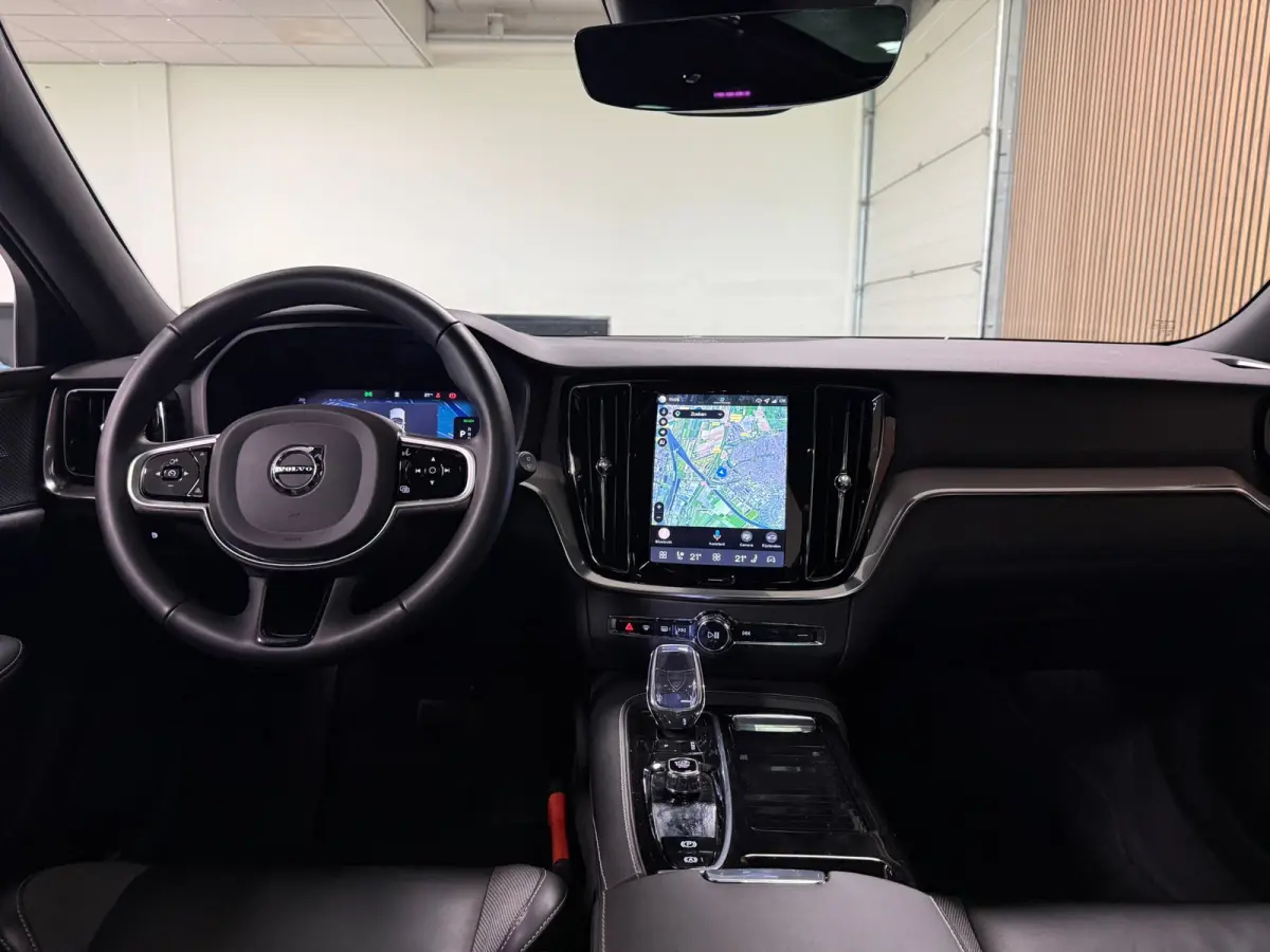 T8 AWD Recharge Plus Dark | Vol! | Schuifdak | Trekhaak | 360 Camera | Head-Up Display | 455pk | All Season banden | Harman Kardon | Adaptieve Cruise Control | Stoelverwarming voor+achter | 