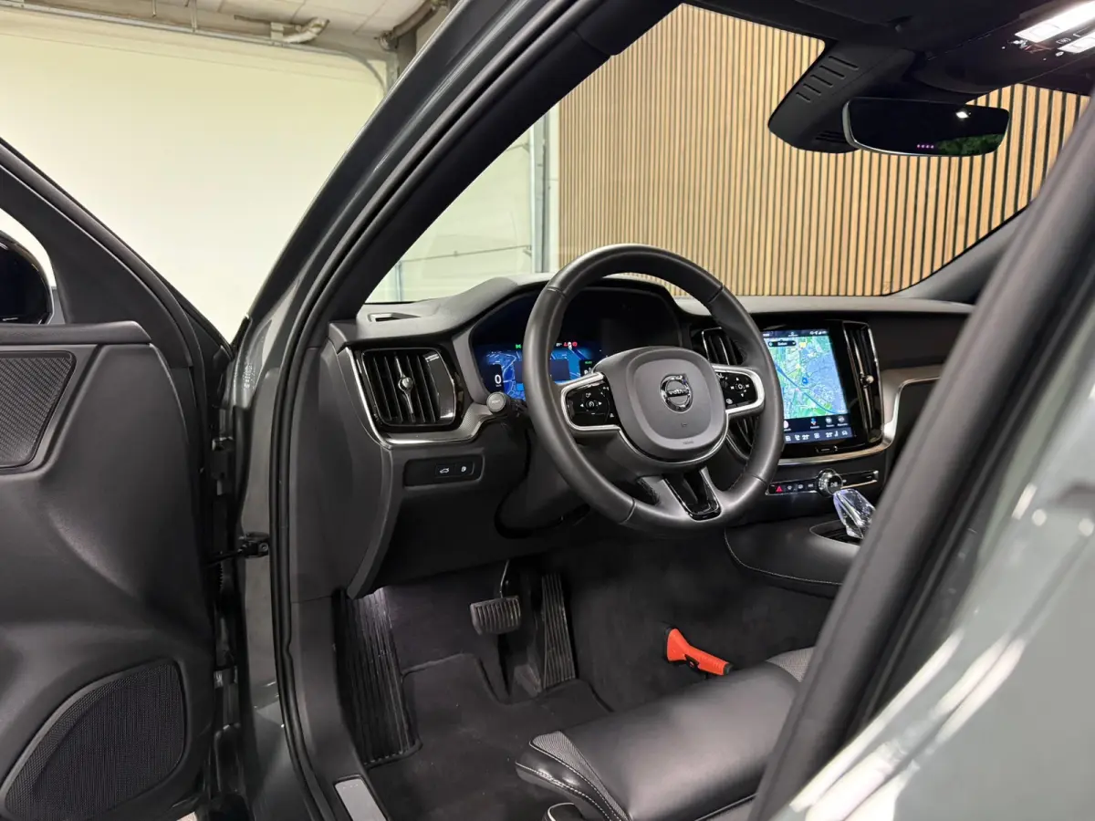 T8 AWD Recharge Plus Dark | Vol! | Schuifdak | Trekhaak | 360 Camera | Head-Up Display | 455pk | All Season banden | Harman Kardon | Adaptieve Cruise Control | Stoelverwarming voor+achter | 
