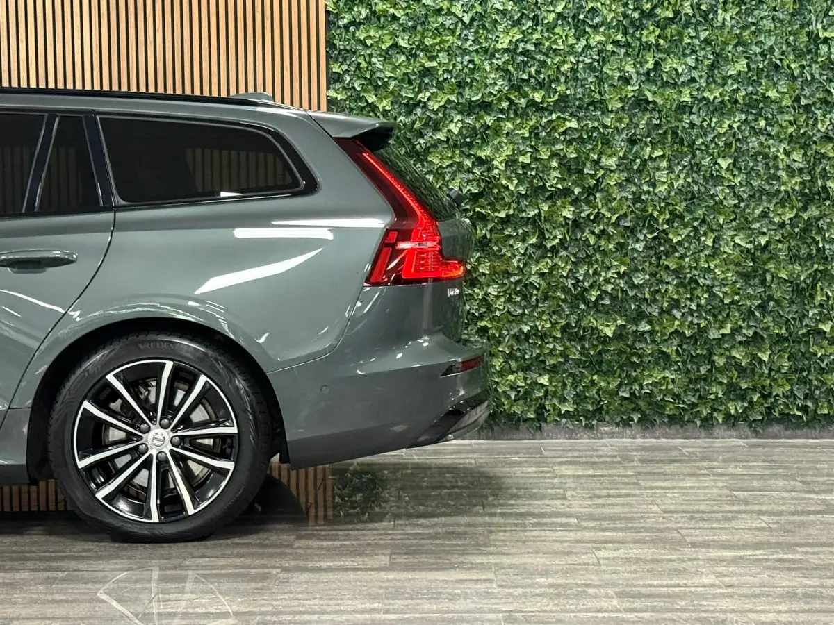 T8 AWD Recharge Plus Dark | Vol! | Schuifdak | Trekhaak | 360 Camera | Head-Up Display | 455pk | All Season banden | Harman Kardon | Adaptieve Cruise Control | Stoelverwarming voor+achter | 