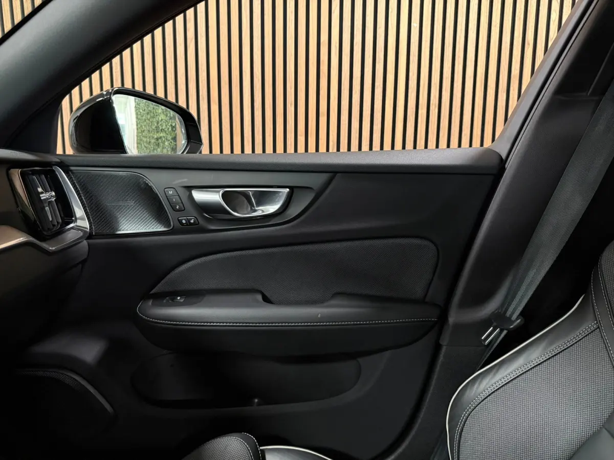 T8 AWD Recharge Plus Dark | Vol! | Schuifdak | Trekhaak | 360 Camera | Head-Up Display | 455pk | All Season banden | Harman Kardon | Adaptieve Cruise Control | Stoelverwarming voor+achter | 