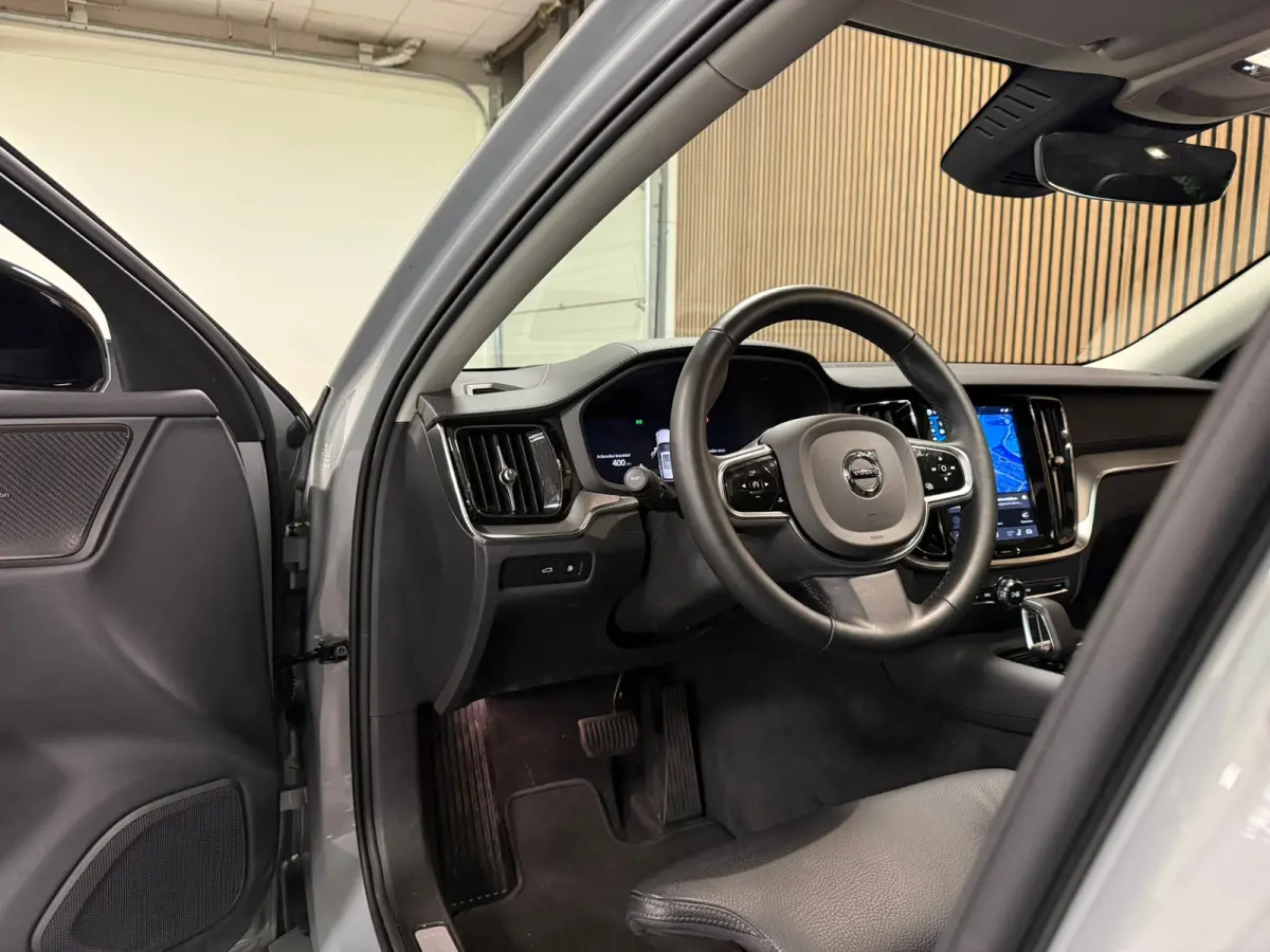 T6 AWD Recharge Ultra Dark | Trekhaak | Schuifdak | Head-Up Display | Harman Kardon | Adaptieve Cruise Control | Stoelverwarming voor+achter | Stuurwielverwarming | 18 Inch | Full LED Meestu