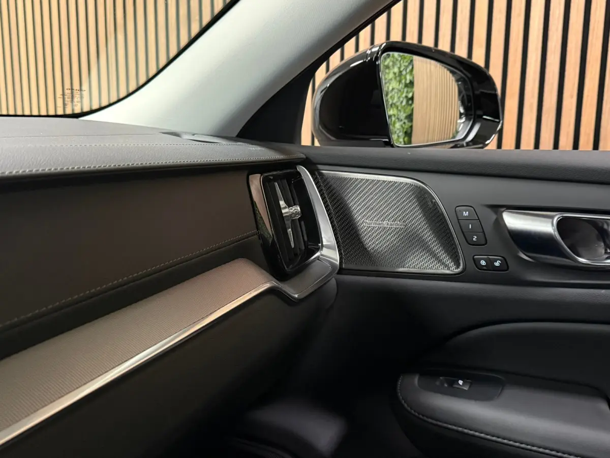T6 AWD Recharge Ultra Dark | Trekhaak | Schuifdak | Head-Up Display | Harman Kardon | Adaptieve Cruise Control | Stoelverwarming voor+achter | Stuurwielverwarming | 18 Inch | Full LED Meestu