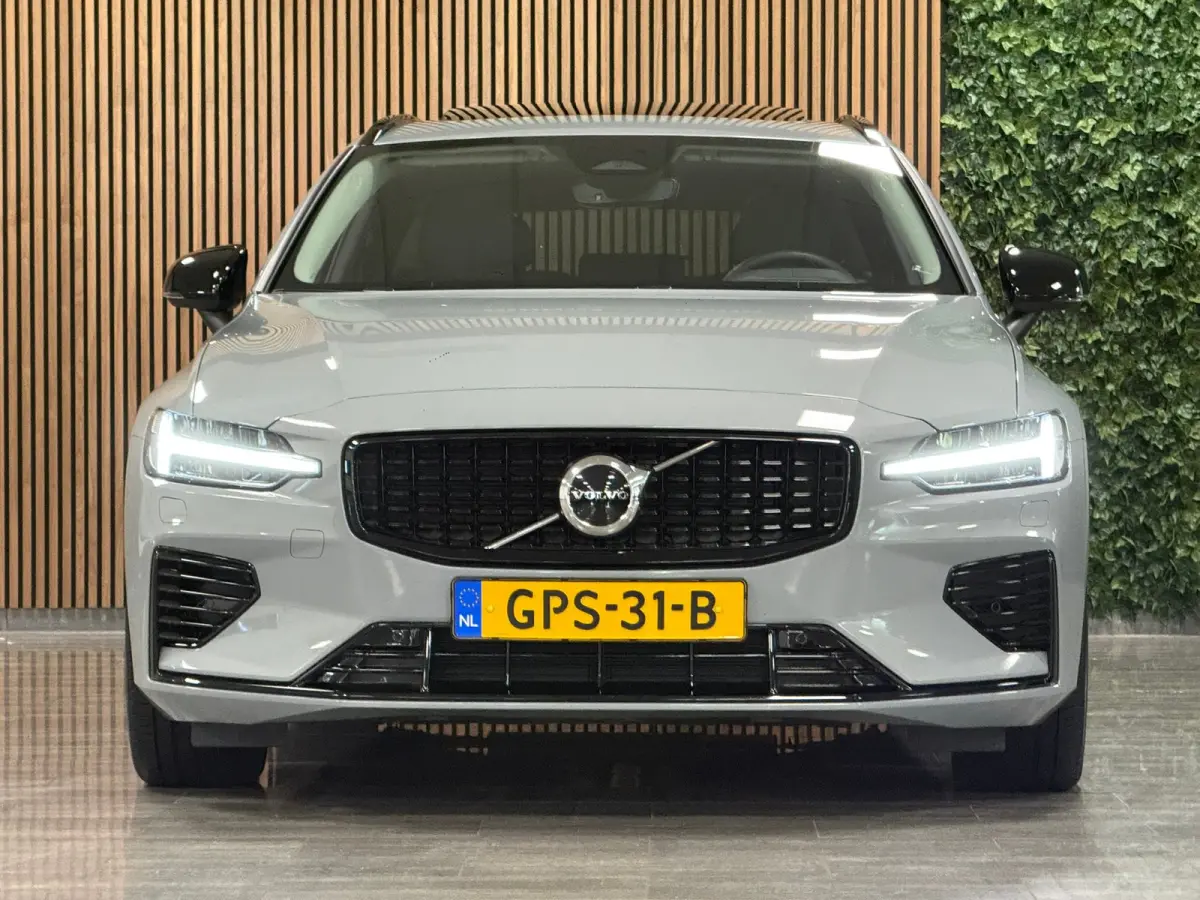 T6 AWD Recharge Ultra Dark | Trekhaak | Schuifdak | Head-Up Display | Harman Kardon | Adaptieve Cruise Control | Stoelverwarming voor+achter | Stuurwielverwarming | 18 Inch | Full LED Meestu
