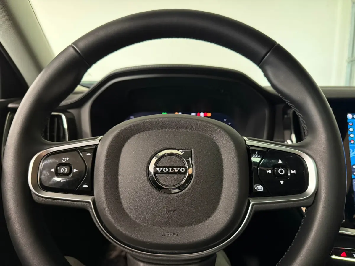 T6 AWD Recharge Ultra Dark | Trekhaak | Schuifdak | Head-Up Display | Harman Kardon | Adaptieve Cruise Control | Stoelverwarming voor+achter | Stuurwielverwarming | 18 Inch | Full LED Meestu