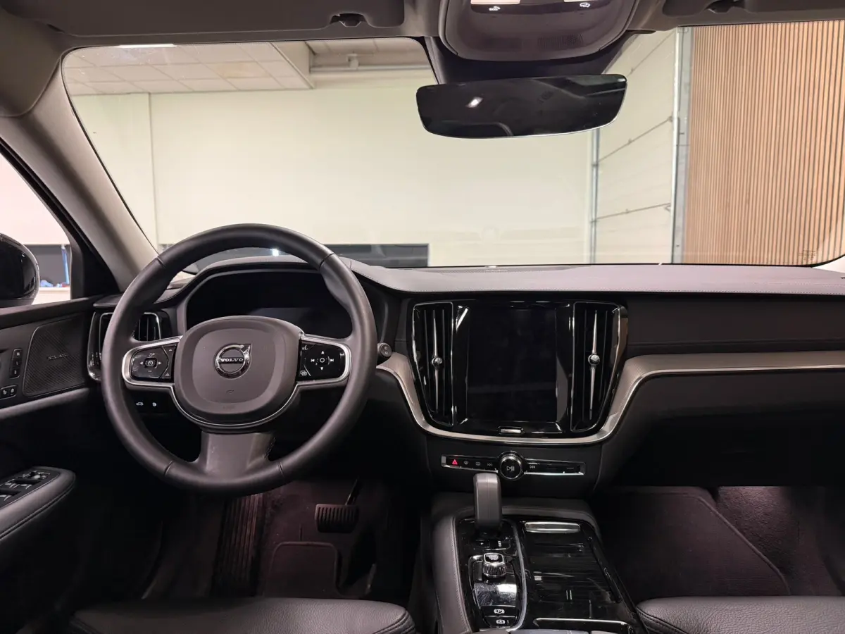 T6 AWD Recharge Ultra Dark | Trekhaak | Schuifdak | Head-Up Display | Harman Kardon | Adaptieve Cruise Control | Stoelverwarming voor+achter | Stuurwielverwarming | 18 Inch | Full LED Meestu