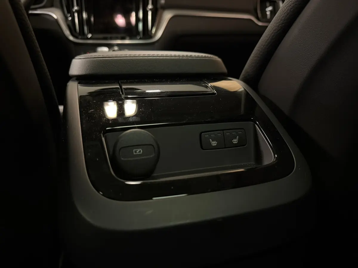 T6 AWD Recharge Ultra Dark | Trekhaak | Schuifdak | Head-Up Display | Harman Kardon | Adaptieve Cruise Control | Stoelverwarming voor+achter | Stuurwielverwarming | 18 Inch | Full LED Meestu