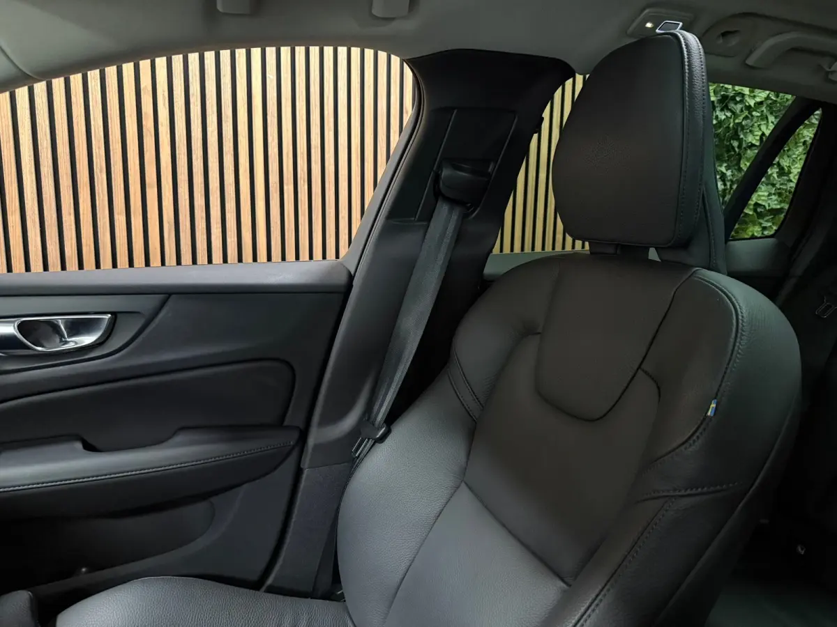 T6 AWD Recharge Ultra Dark | Trekhaak | Schuifdak | Head-Up Display | Harman Kardon | Adaptieve Cruise Control | Stoelverwarming voor+achter | Stuurwielverwarming | 18 Inch | Full LED Meestu