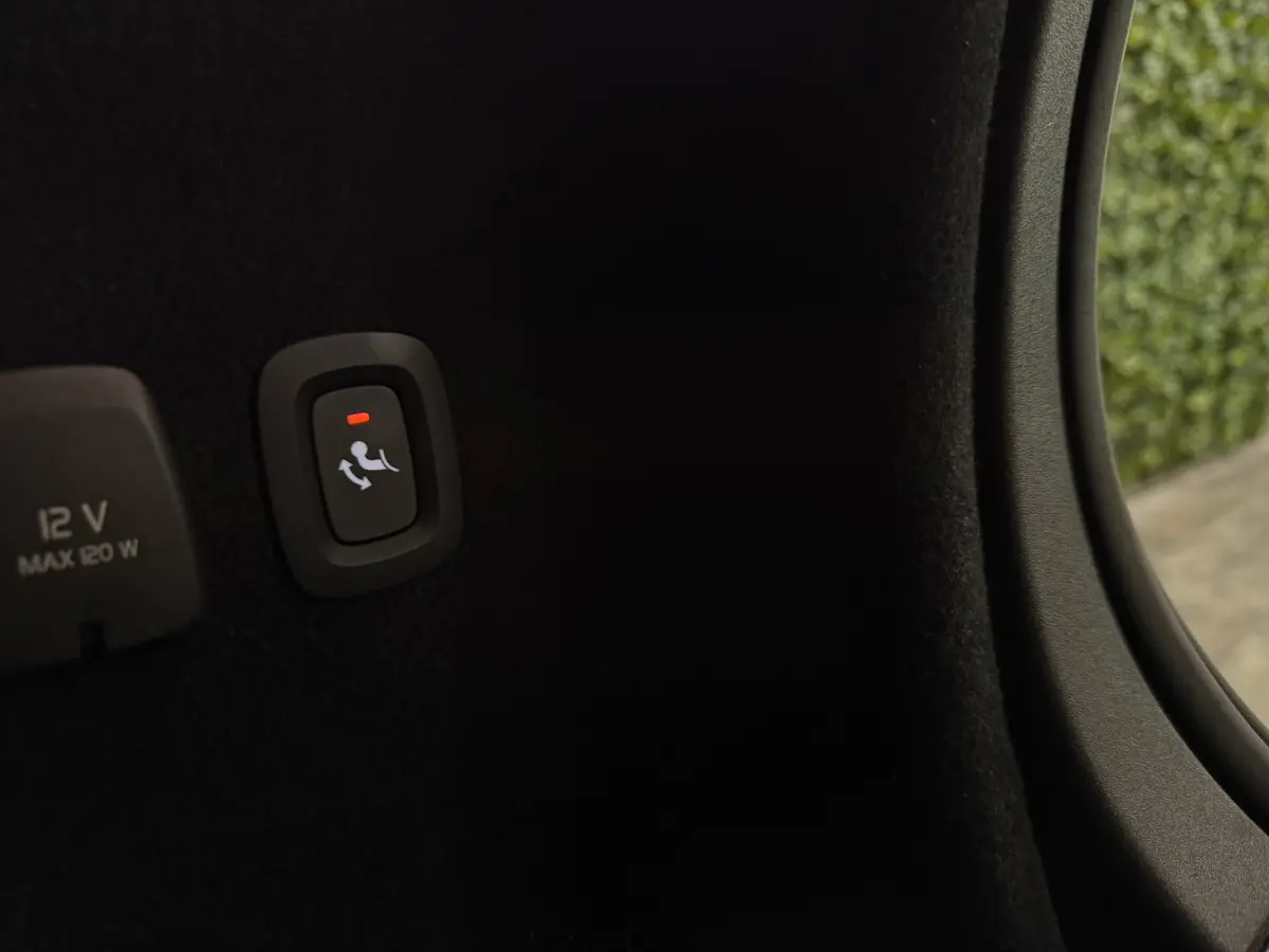 T6 AWD Recharge Ultra Dark | Trekhaak | Schuifdak | Head-Up Display | Harman Kardon | Adaptieve Cruise Control | Stoelverwarming voor+achter | Stuurwielverwarming | 18 Inch | Full LED Meestu