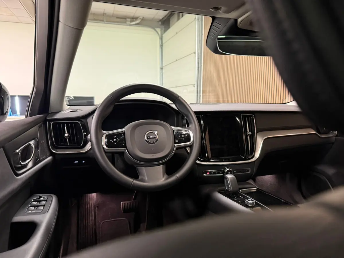 T6 AWD Recharge Ultra Dark | Trekhaak | Schuifdak | Head-Up Display | Harman Kardon | Adaptieve Cruise Control | Stoelverwarming voor+achter | Stuurwielverwarming | 18 Inch | Full LED Meestu