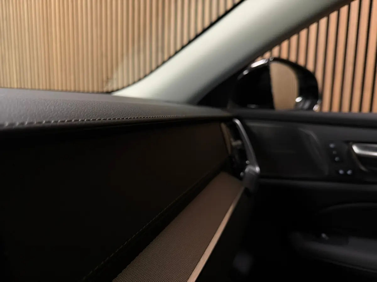 T6 AWD Recharge Ultra Dark | Trekhaak | Schuifdak | Head-Up Display | Harman Kardon | Adaptieve Cruise Control | Stoelverwarming voor+achter | Stuurwielverwarming | 18 Inch | Full LED Meestu