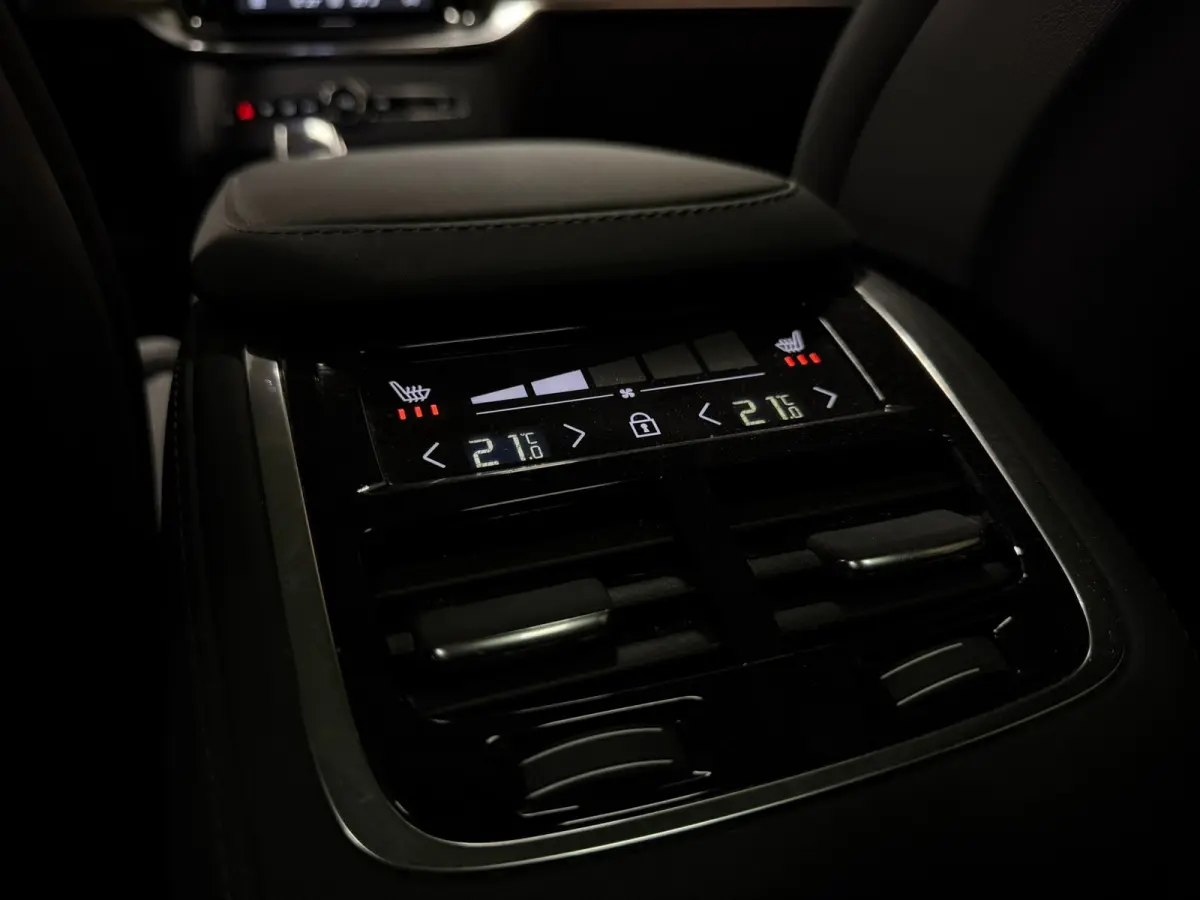 T8 AWD Recharge Ultra Dark | Facelift | Luchtvering | Trekhaak | 360 Camera | Head-Up Display | Harman Kardon | 455pk | Adaptieve Cruise Control | Stoelverwarming voor+achter | Stuurwielverw
