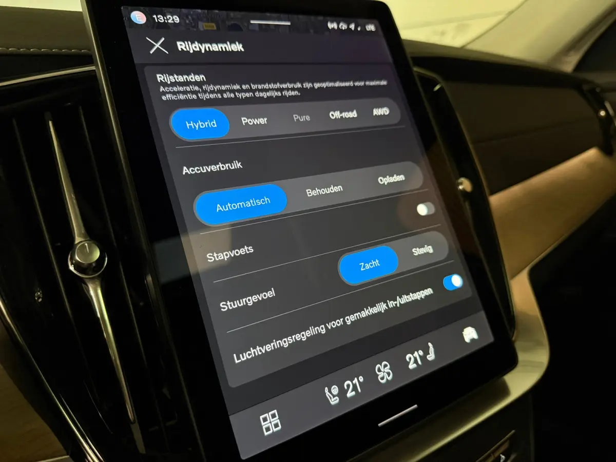 T8 AWD Recharge Ultra Dark | Facelift | Luchtvering | Trekhaak | 360 Camera | Head-Up Display | Harman Kardon | 455pk | Adaptieve Cruise Control | Stoelverwarming voor+achter | Stuurwielverw