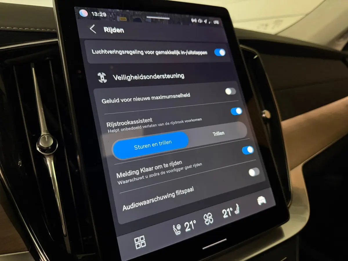 T8 AWD Recharge Ultra Dark | Facelift | Luchtvering | Trekhaak | 360 Camera | Head-Up Display | Harman Kardon | 455pk | Adaptieve Cruise Control | Stoelverwarming voor+achter | Stuurwielverw