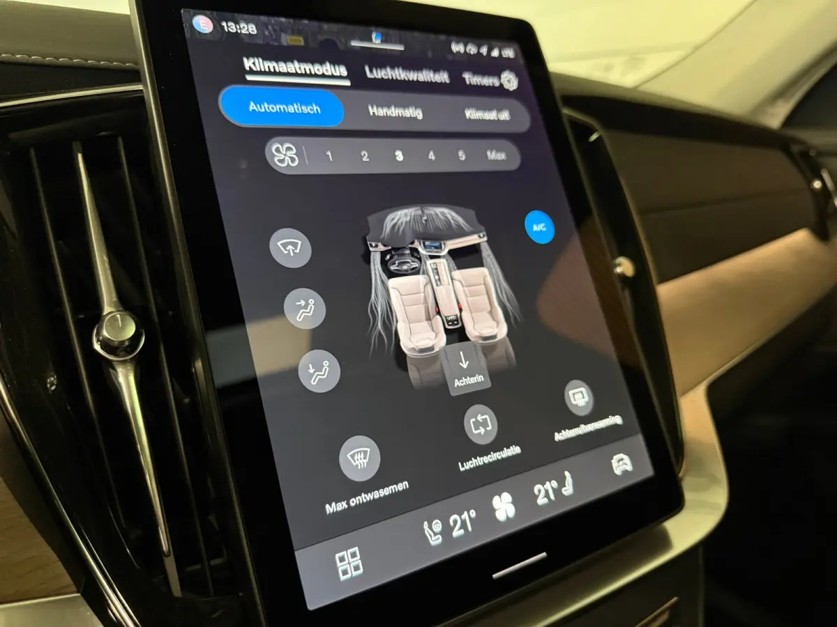 T8 AWD Recharge Ultra Dark | Facelift | Luchtvering | Trekhaak | 360 Camera | Head-Up Display | Harman Kardon | 455pk | Adaptieve Cruise Control | Stoelverwarming voor+achter | Stuurwielverw