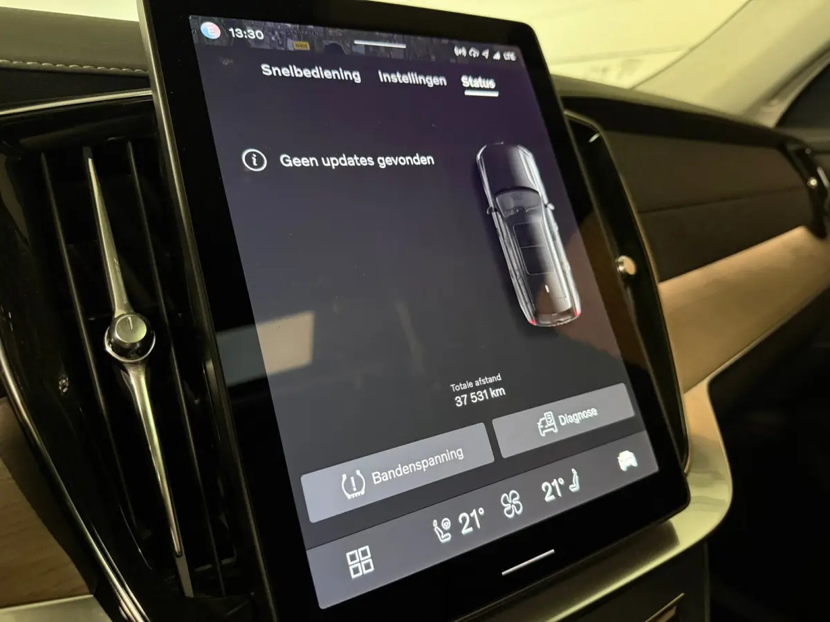 T8 AWD Recharge Ultra Dark | Facelift | Luchtvering | Trekhaak | 360 Camera | Head-Up Display | Harman Kardon | 455pk | Adaptieve Cruise Control | Stoelverwarming voor+achter | Stuurwielverw
