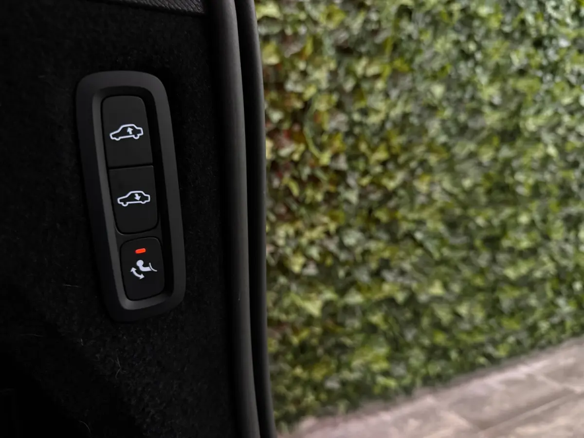 T8 AWD Recharge Ultra Dark | Facelift | Luchtvering | Trekhaak | 360 Camera | Head-Up Display | Harman Kardon | 455pk | Adaptieve Cruise Control | Stoelverwarming voor+achter | Stuurwielverw