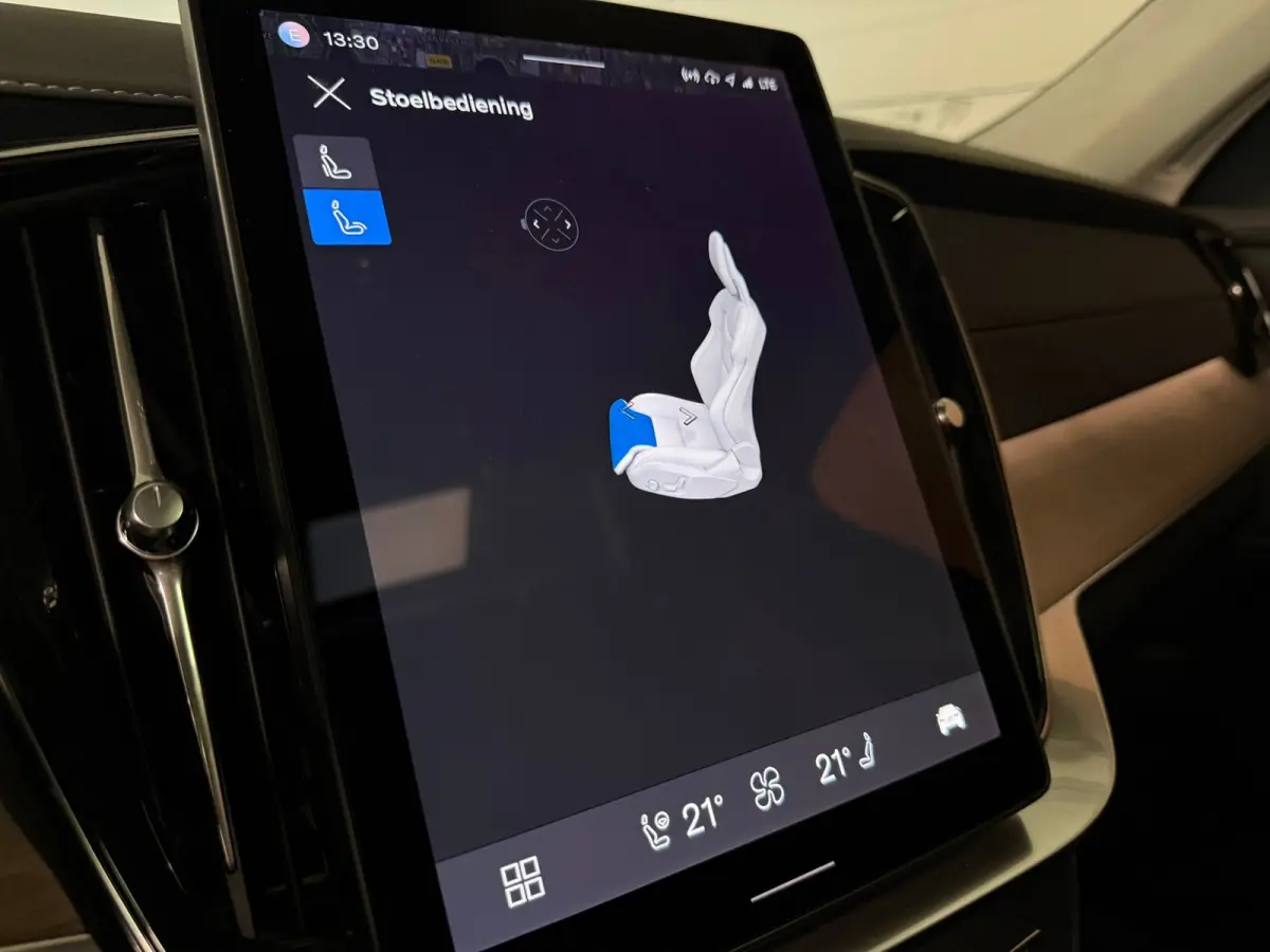 T8 AWD Recharge Ultra Dark | Facelift | Luchtvering | Trekhaak | 360 Camera | Head-Up Display | Harman Kardon | 455pk | Adaptieve Cruise Control | Stoelverwarming voor+achter | Stuurwielverw