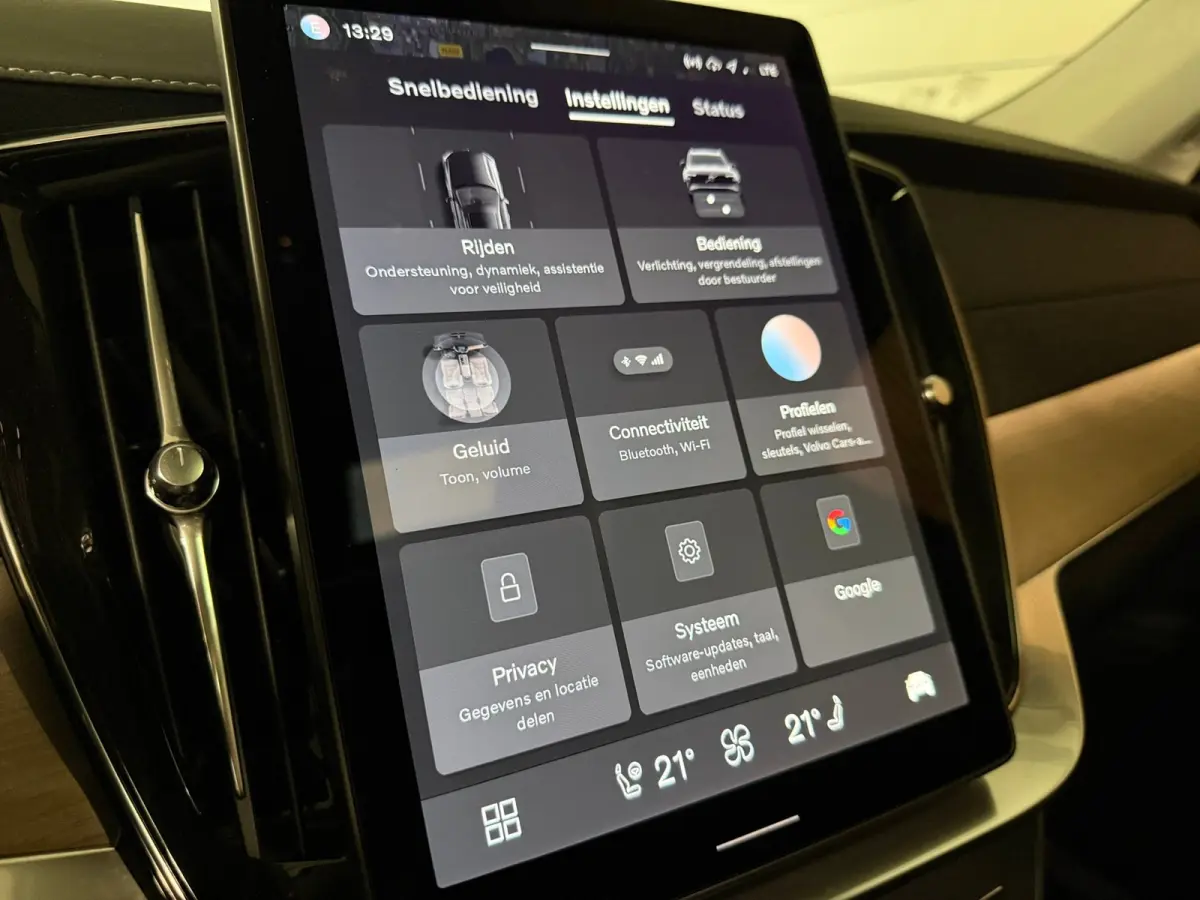 T8 AWD Recharge Ultra Dark | Facelift | Luchtvering | Trekhaak | 360 Camera | Head-Up Display | Harman Kardon | 455pk | Adaptieve Cruise Control | Stoelverwarming voor+achter | Stuurwielverw