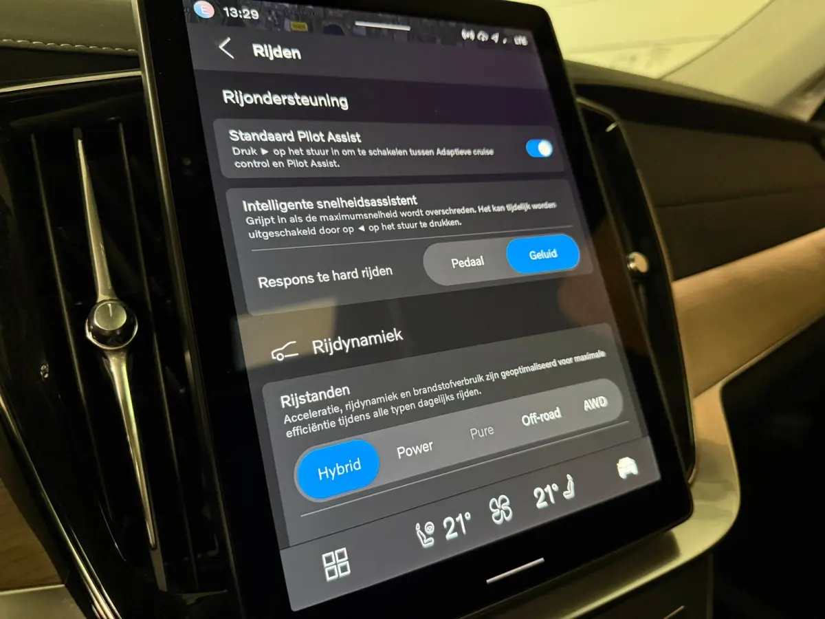 T8 AWD Recharge Ultra Dark | Facelift | Luchtvering | Trekhaak | 360 Camera | Head-Up Display | Harman Kardon | 455pk | Adaptieve Cruise Control | Stoelverwarming voor+achter | Stuurwielverw