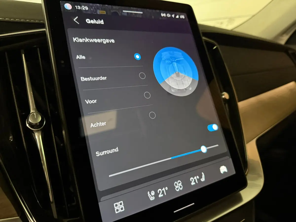 T8 AWD Recharge Ultra Dark | Facelift | Luchtvering | Trekhaak | 360 Camera | Head-Up Display | Harman Kardon | 455pk | Adaptieve Cruise Control | Stoelverwarming voor+achter | Stuurwielverw