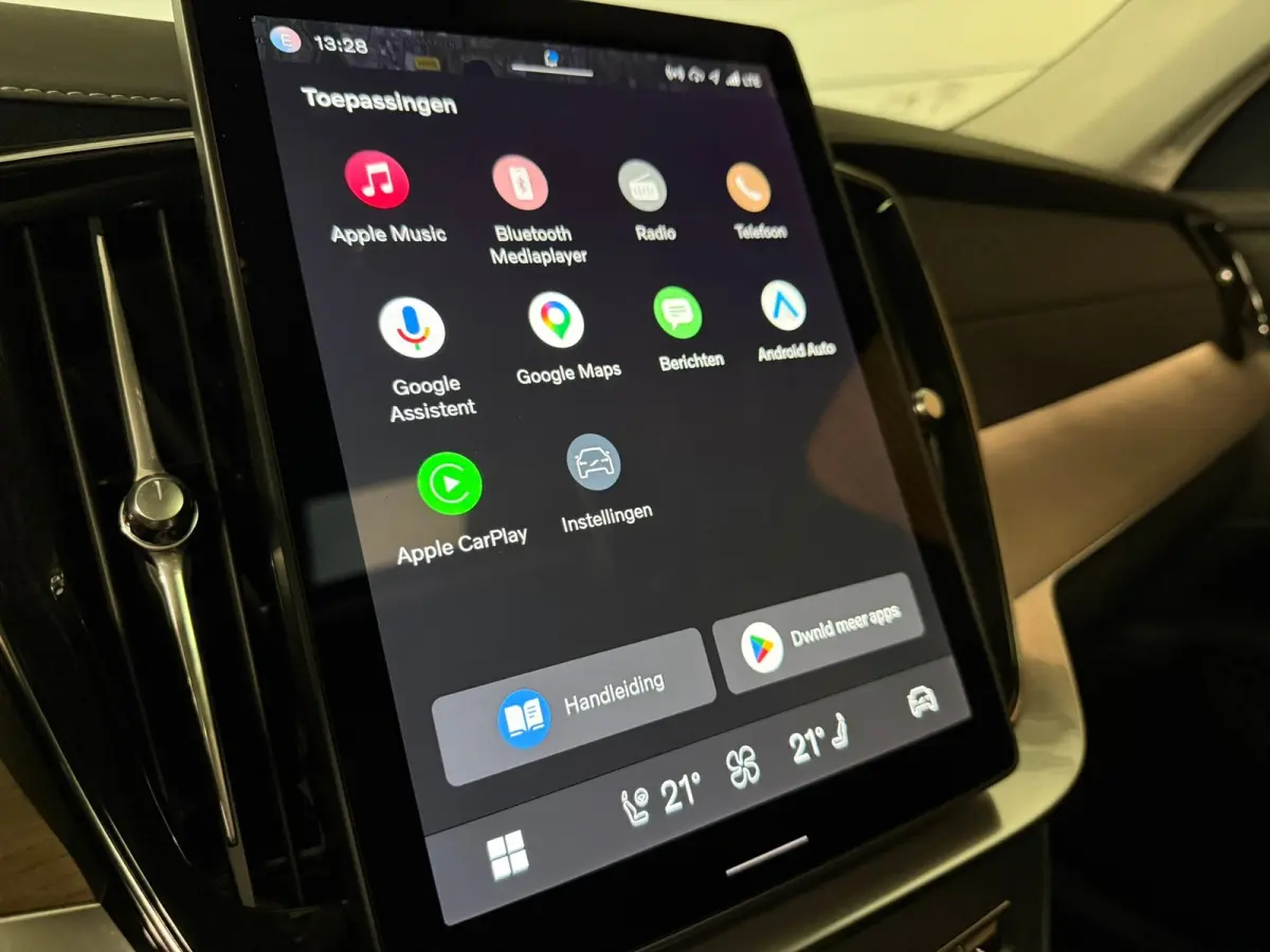 T8 AWD Recharge Ultra Dark | Facelift | Luchtvering | Trekhaak | 360 Camera | Head-Up Display | Harman Kardon | 455pk | Adaptieve Cruise Control | Stoelverwarming voor+achter | Stuurwielverw