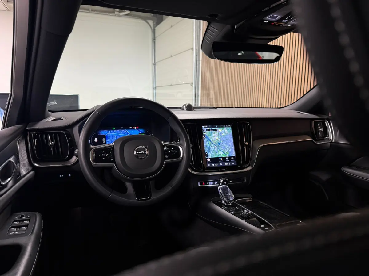 T8 AWD Recharge Ultra Ultimate Dark | Bowers & Wilkins | Schuifdak | Head-Up Display | 455pk | Adaptieve Cruise Control | Stoelverwarming voor+achter | Stuurwielverwarming | 19 Inch | Full L