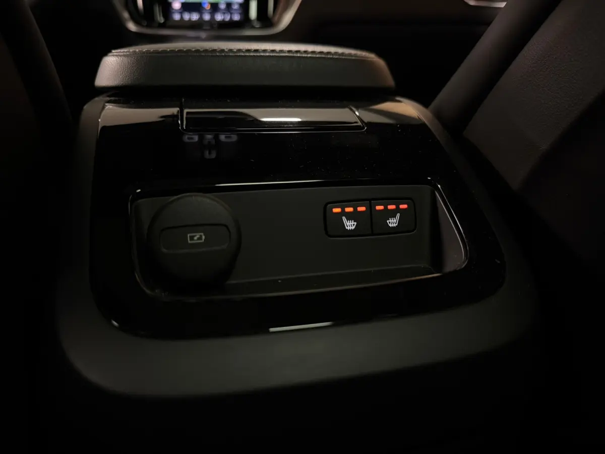 T8 AWD Recharge Ultra Ultimate Dark | Bowers & Wilkins | Schuifdak | Head-Up Display | 455pk | Adaptieve Cruise Control | Stoelverwarming voor+achter | Stuurwielverwarming | 19 Inch | Full L