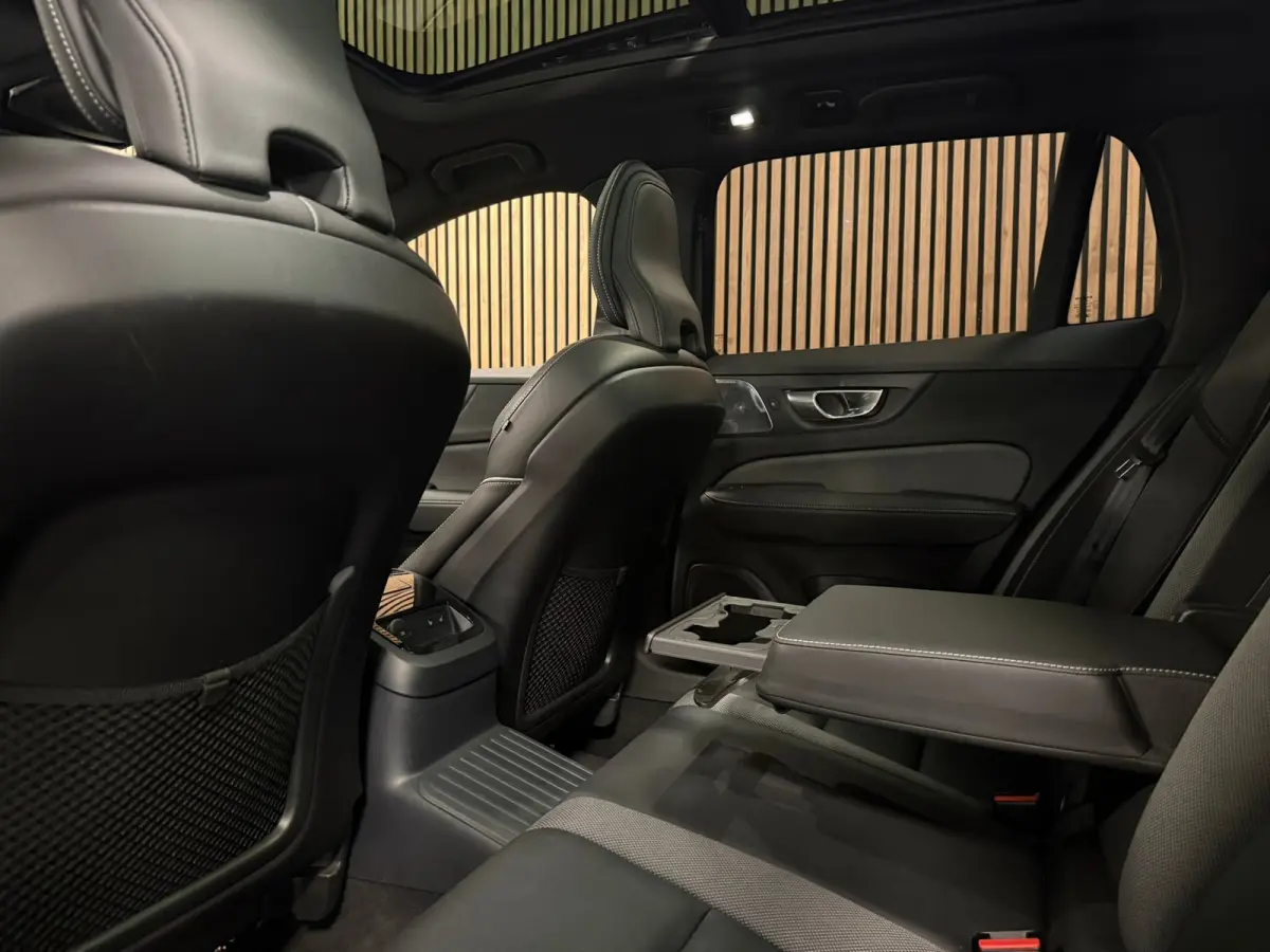 T8 AWD Recharge Ultra Ultimate Dark | Bowers & Wilkins | Schuifdak | Head-Up Display | 455pk | Adaptieve Cruise Control | Stoelverwarming voor+achter | Stuurwielverwarming | 19 Inch | Full L