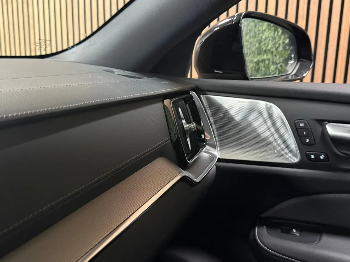 T8 AWD Recharge Ultra Ultimate Dark | Bowers & Wilkins | Schuifdak | Head-Up Display | 455pk | Adaptieve Cruise Control | Stoelverwarming voor+achter | Stuurwielverwarming | 19 Inch | Full L