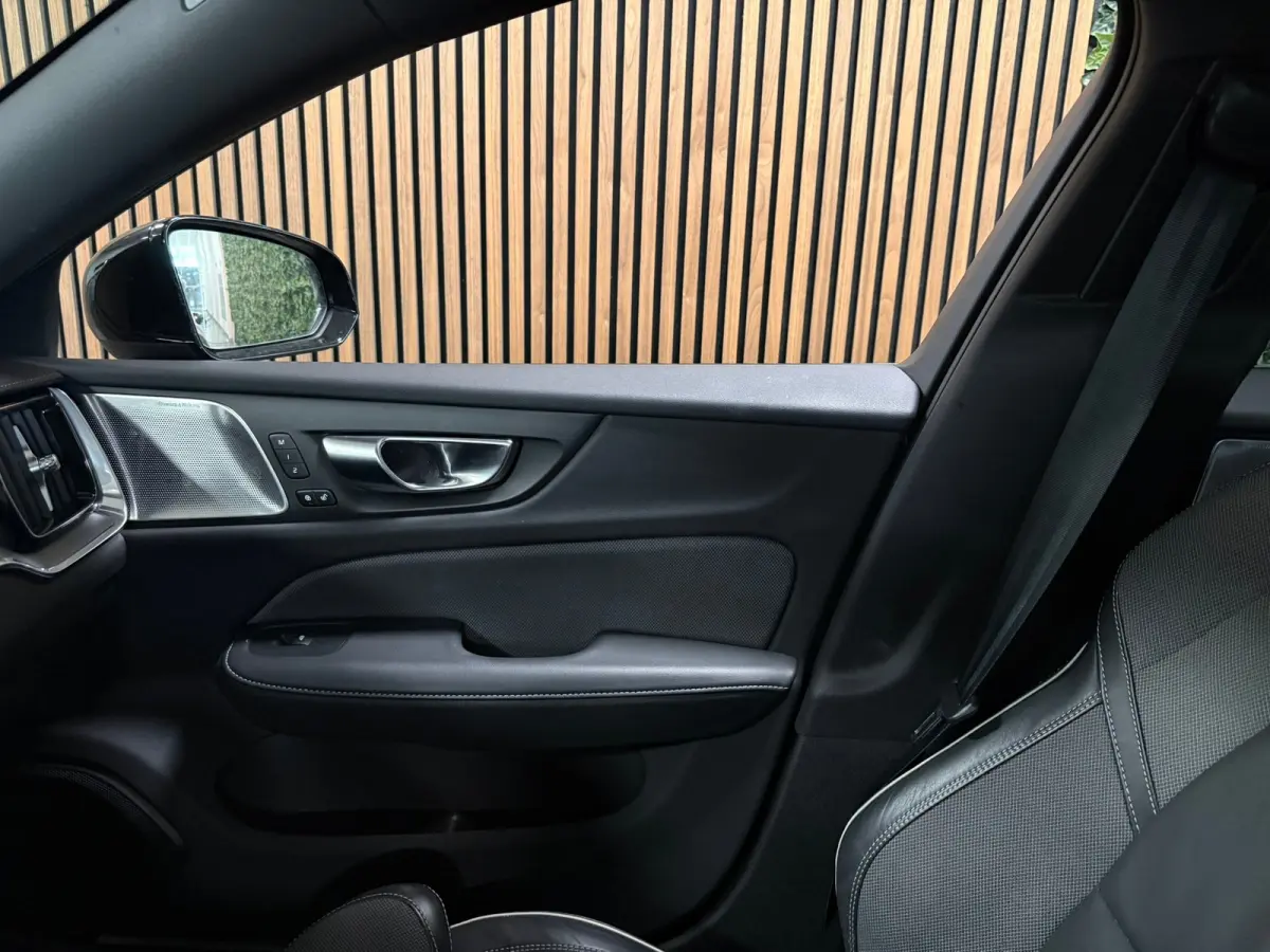 T8 AWD Recharge Ultra Ultimate Dark | Bowers & Wilkins | Schuifdak | Head-Up Display | 455pk | Adaptieve Cruise Control | Stoelverwarming voor+achter | Stuurwielverwarming | 19 Inch | Full L