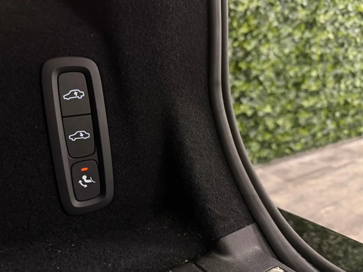 T8 AWD Recharge Ultra Dark | Luchtvering | Trekhaak | 360° Camera | 455pk | Head-Up Display | Harman Kardon | Adaptieve Cruise Control | Stoelverwarming voor+achter | Stuurwielverwarming | 