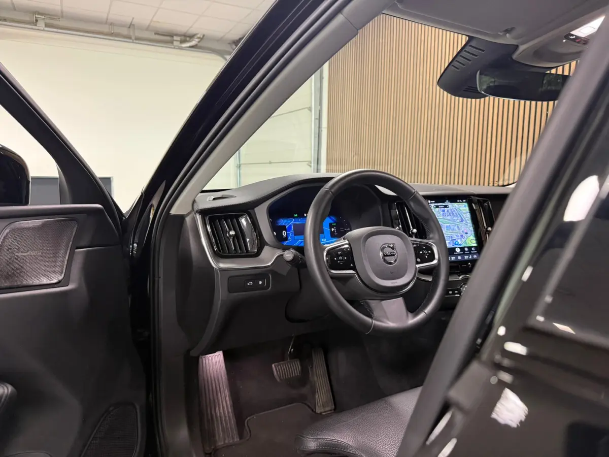 T8 AWD Recharge Ultra Dark | Luchtvering | Trekhaak | 360° Camera | 455pk | Head-Up Display | Harman Kardon | Adaptieve Cruise Control | Stoelverwarming voor+achter | Stuurwielverwarming | 