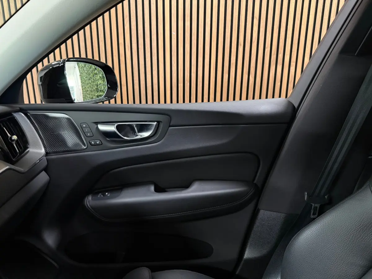 T8 AWD Recharge Ultra Dark | Luchtvering | Trekhaak | 360° Camera | 455pk | Head-Up Display | Harman Kardon | Adaptieve Cruise Control | Stoelverwarming voor+achter | Stuurwielverwarming | 