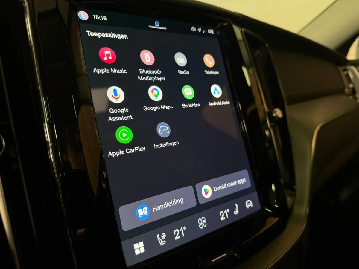 T8 AWD Recharge Ultra Dark | Luchtvering | Trekhaak | 360° Camera | 455pk | Head-Up Display | Harman Kardon | Adaptieve Cruise Control | Stoelverwarming voor+achter | Stuurwielverwarming | 