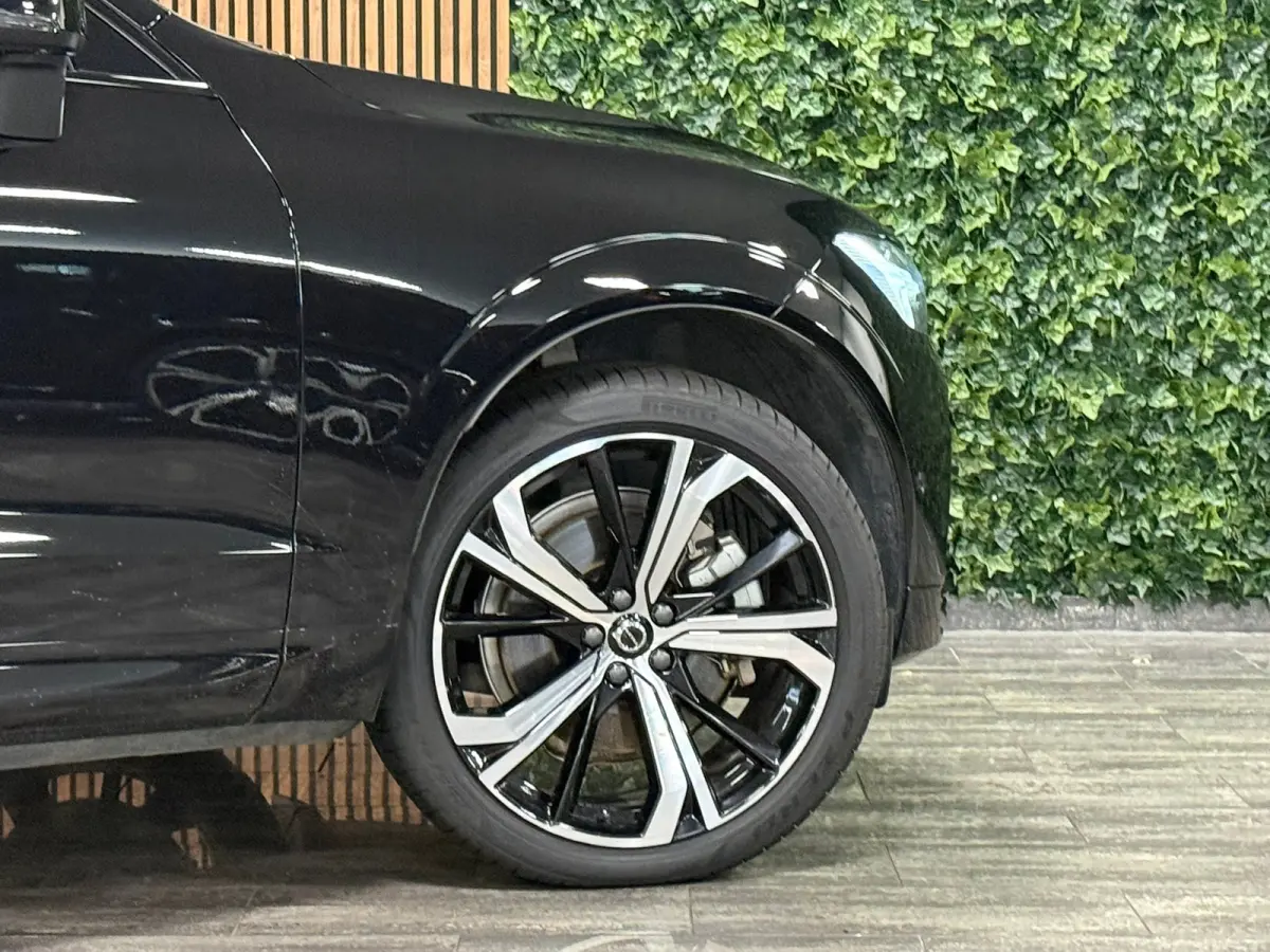 2.0 T8 Plug-in hybrid AWD Ultra Dark | Luchtvering | Trekhaak | 360° Camera | 455pk | Head-Up Display | Harman Kardon | Adaptieve Cruise Control | Stoelverwarming voor+achter | Stuurwielver