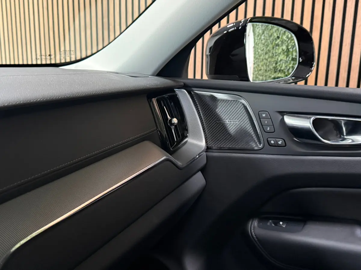 T8 AWD Recharge Ultra Dark | Luchtvering | Trekhaak | 360° Camera | 455pk | Head-Up Display | Harman Kardon | Adaptieve Cruise Control | Stoelverwarming voor+achter | Stuurwielverwarming | 