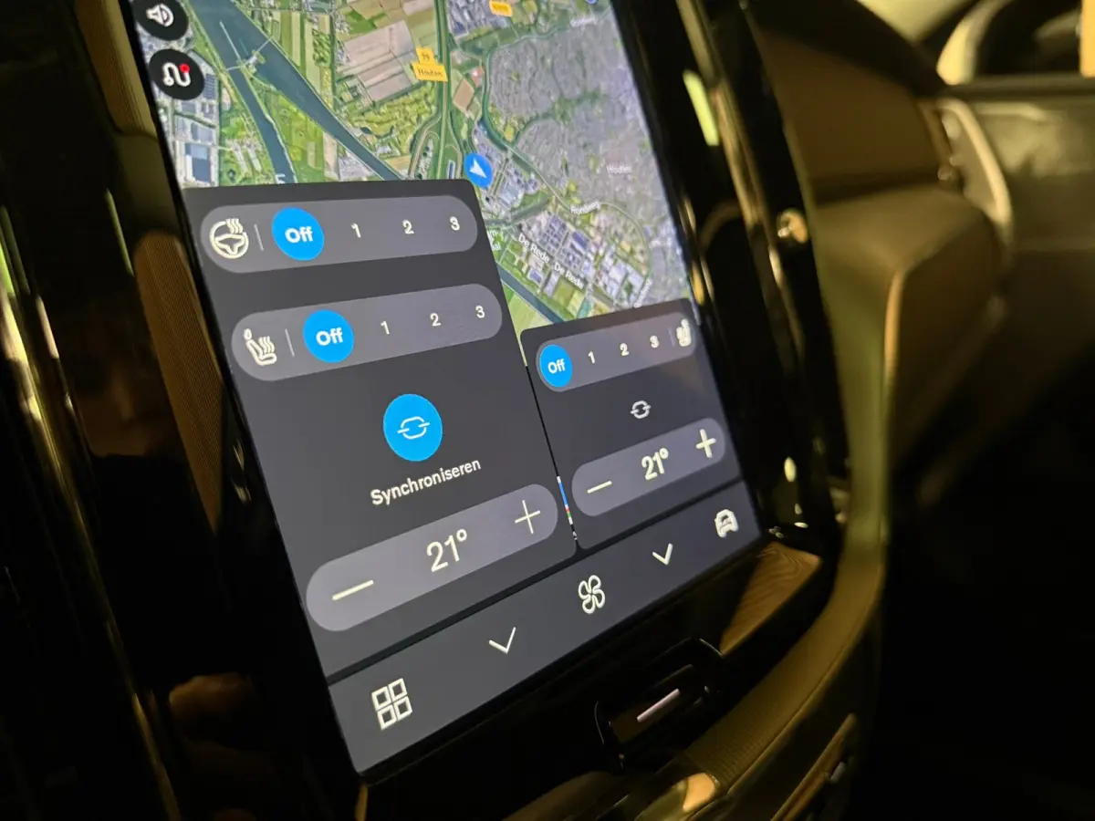 T8 AWD Recharge Ultra Dark | Luchtvering | Trekhaak | 360° Camera | 455pk | Head-Up Display | Harman Kardon | Adaptieve Cruise Control | Stoelverwarming voor+achter | Stuurwielverwarming | 