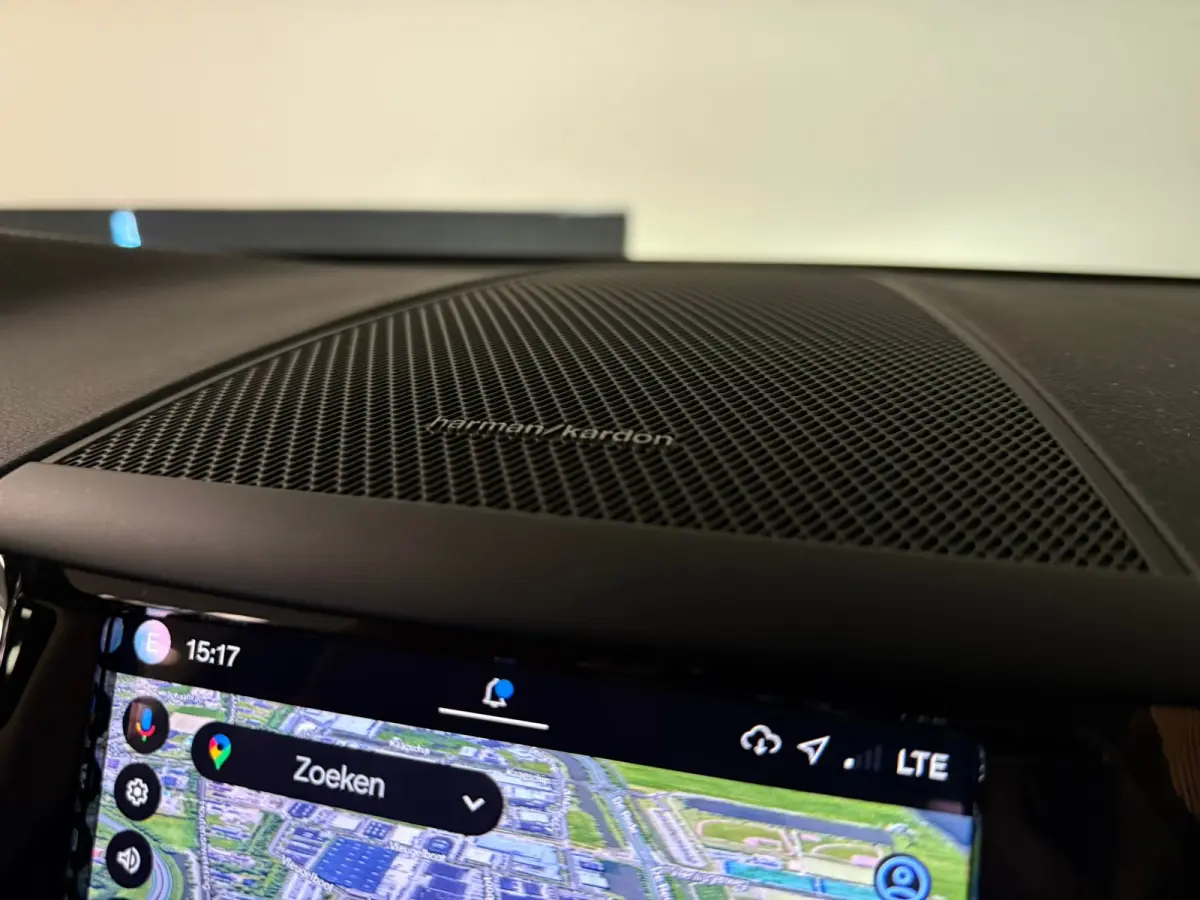 T8 AWD Recharge Ultra Dark | Luchtvering | Trekhaak | 360° Camera | 455pk | Head-Up Display | Harman Kardon | Adaptieve Cruise Control | Stoelverwarming voor+achter | Stuurwielverwarming | 