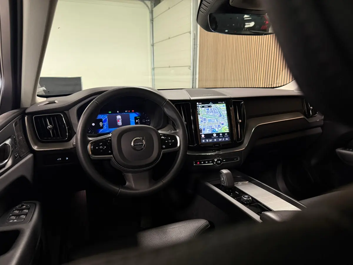 T8 AWD Recharge Ultra Dark | Luchtvering | Trekhaak | 360° Camera | 455pk | Head-Up Display | Harman Kardon | Adaptieve Cruise Control | Stoelverwarming voor+achter | Stuurwielverwarming | 