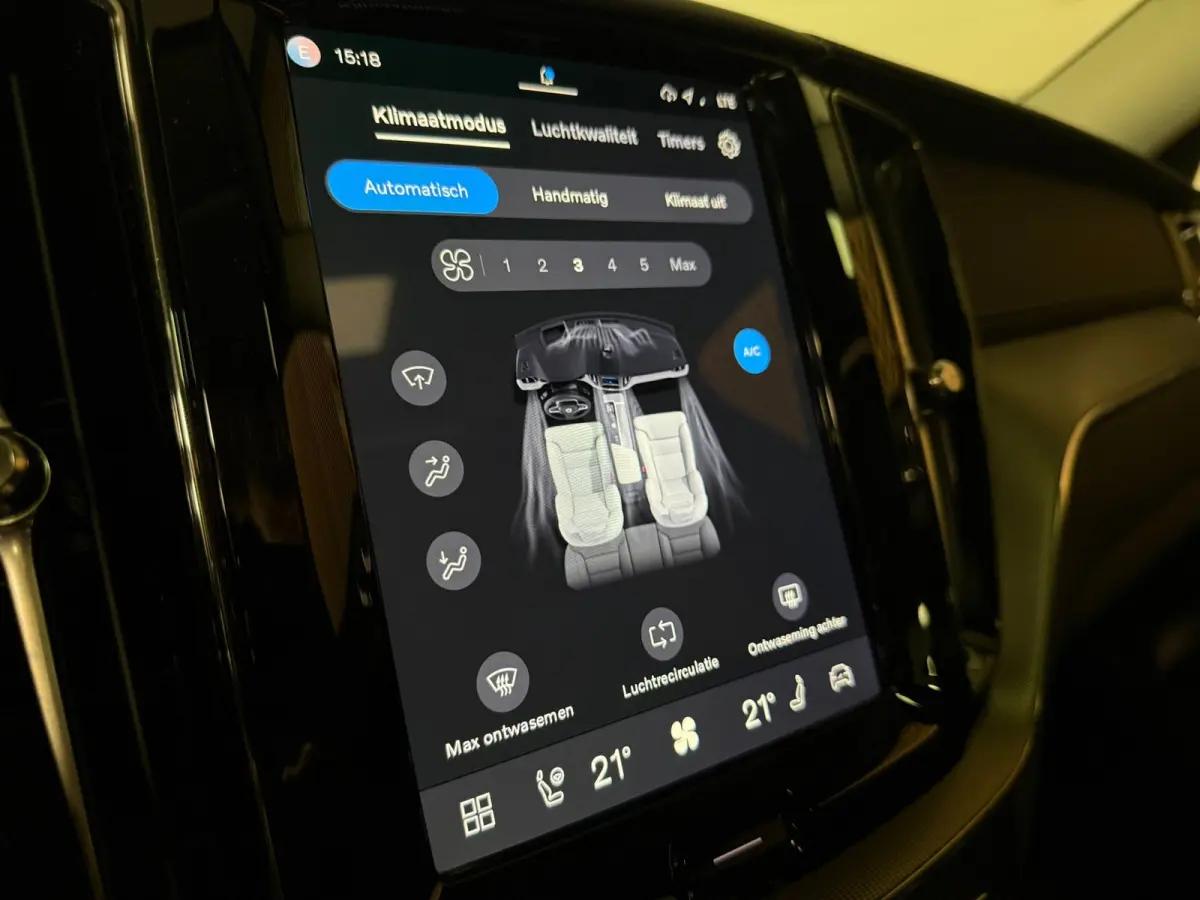 T8 AWD Recharge Ultra Dark | Luchtvering | Trekhaak | 360° Camera | 455pk | Head-Up Display | Harman Kardon | Adaptieve Cruise Control | Stoelverwarming voor+achter | Stuurwielverwarming | 