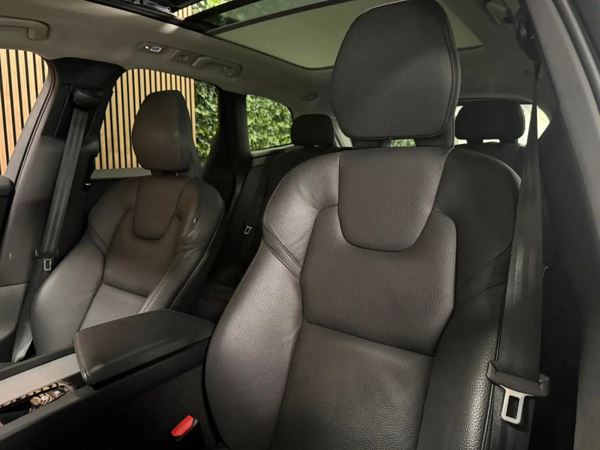 T8 AWD Recharge Ultra Dark | Luchtvering | Trekhaak | 360° Camera | 455pk | Head-Up Display | Harman Kardon | Adaptieve Cruise Control | Stoelverwarming voor+achter | Stuurwielverwarming | 
