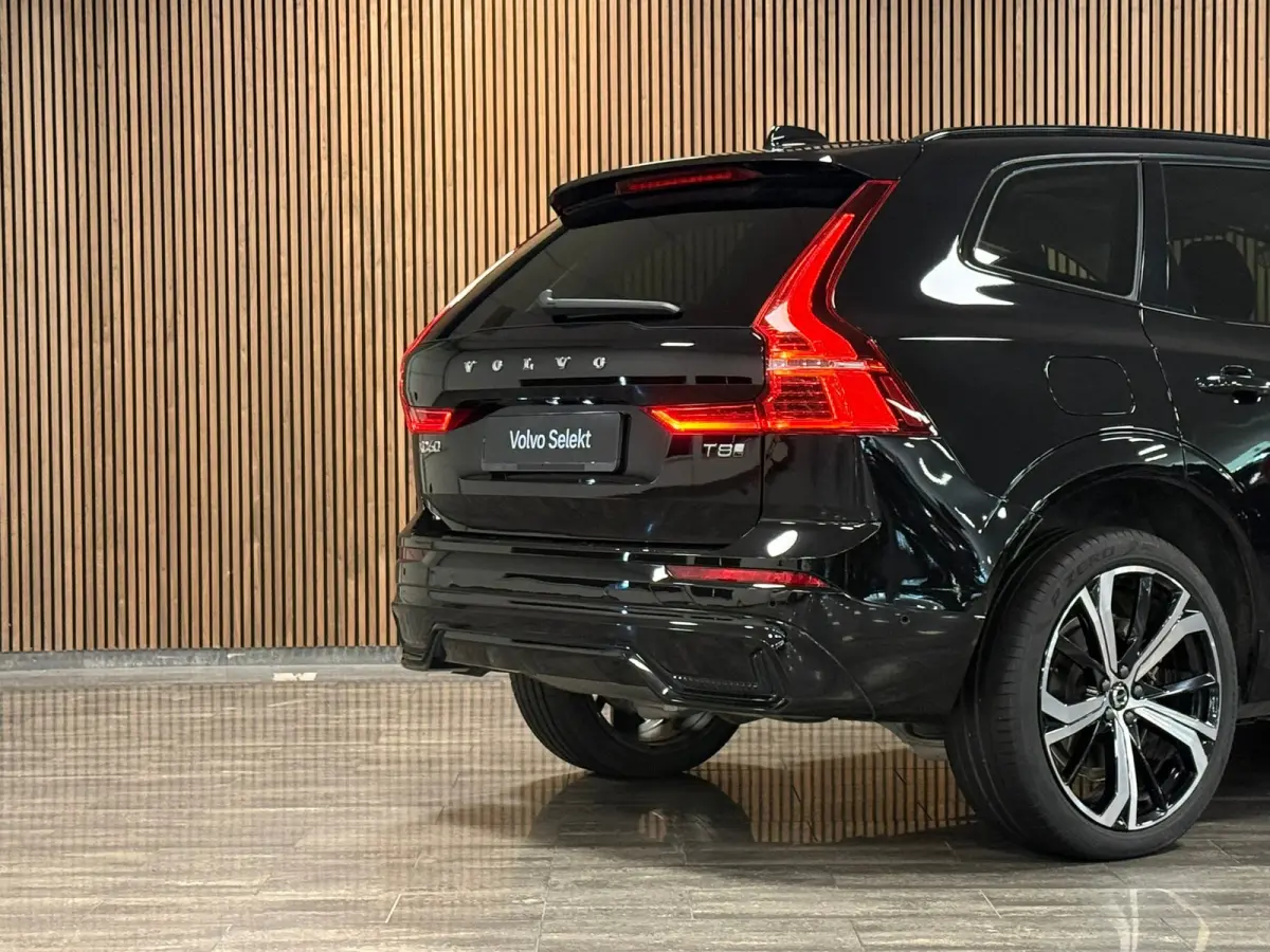 T8 AWD Recharge Ultra Dark | Luchtvering | Trekhaak | 360° Camera | 455pk | Head-Up Display | Harman Kardon | Adaptieve Cruise Control | Stoelverwarming voor+achter | Stuurwielverwarming | 