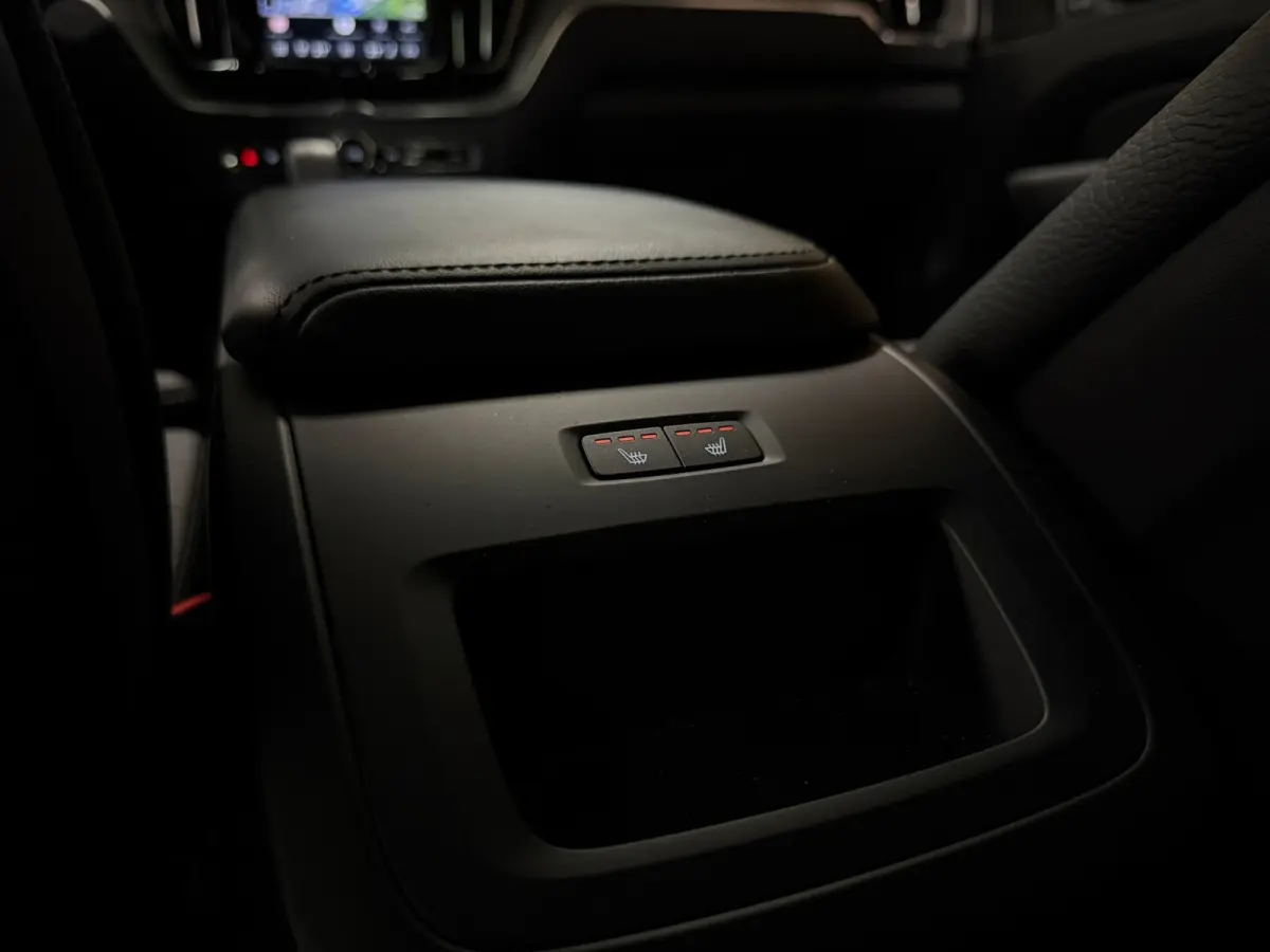 T8 AWD Recharge Ultra Dark | Luchtvering | Trekhaak | 360° Camera | 455pk | Head-Up Display | Harman Kardon | Adaptieve Cruise Control | Stoelverwarming voor+achter | Stuurwielverwarming | 