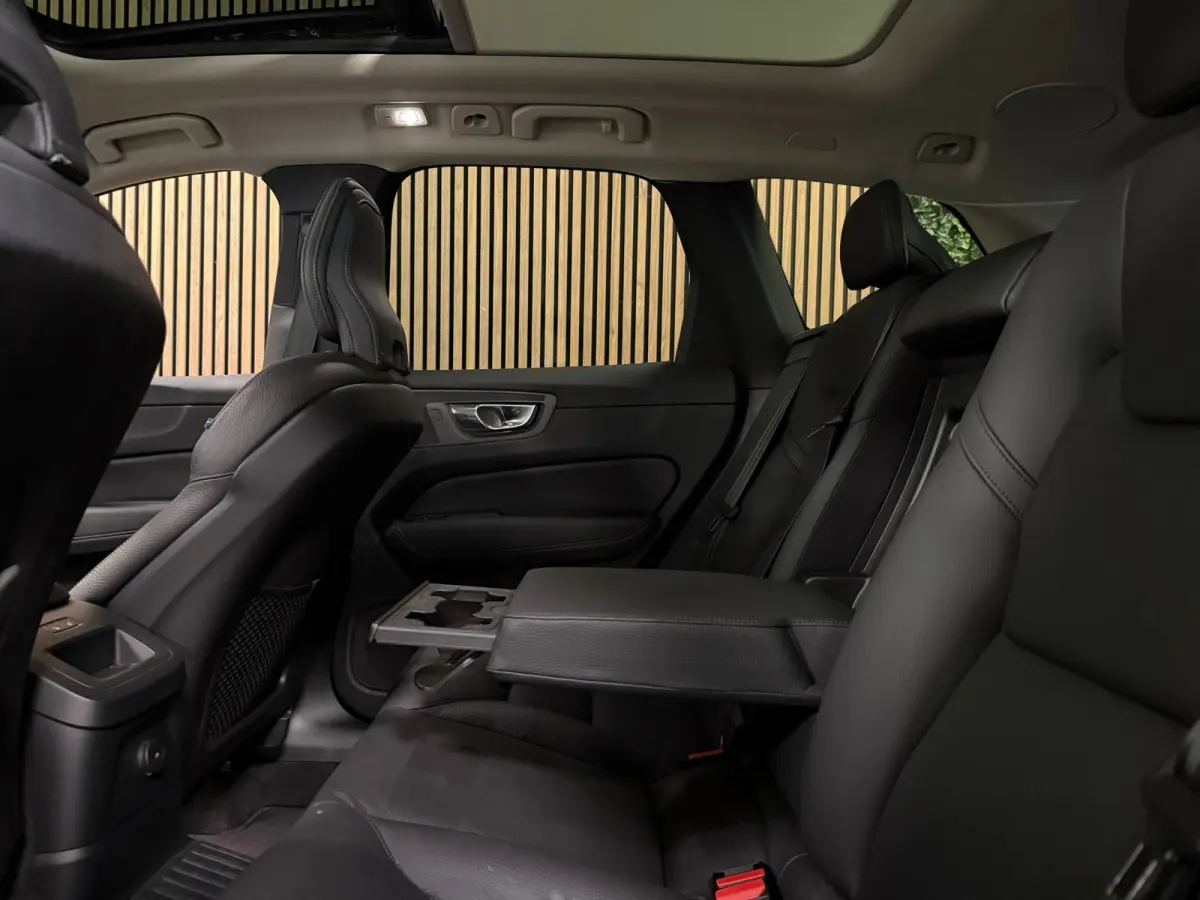 T8 AWD Recharge Ultra Dark | Luchtvering | Trekhaak | 360° Camera | 455pk | Head-Up Display | Harman Kardon | Adaptieve Cruise Control | Stoelverwarming voor+achter | Stuurwielverwarming | 