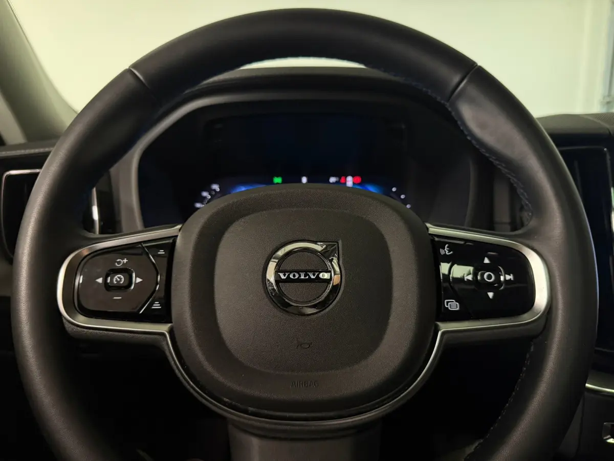 T8 AWD Recharge Ultra Dark | Luchtvering | Trekhaak | 360° Camera | 455pk | Head-Up Display | Harman Kardon | Adaptieve Cruise Control | Stoelverwarming voor+achter | Stuurwielverwarming | 