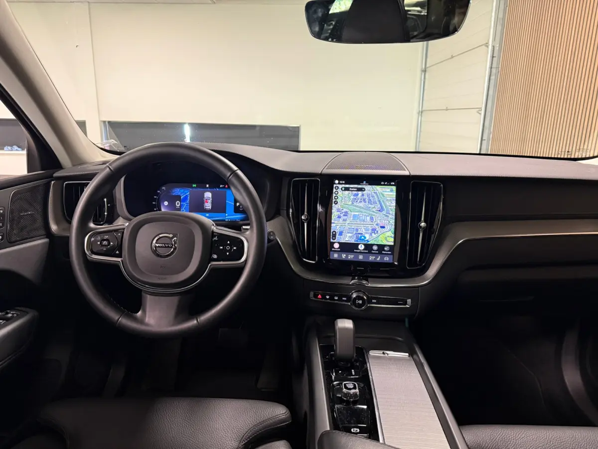 T8 AWD Recharge Ultra Dark | Luchtvering | Trekhaak | 360° Camera | 455pk | Head-Up Display | Harman Kardon | Adaptieve Cruise Control | Stoelverwarming voor+achter | Stuurwielverwarming | 